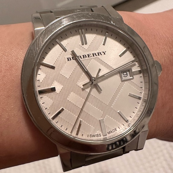 Burberry Watch great condition - Picture 2 of 3